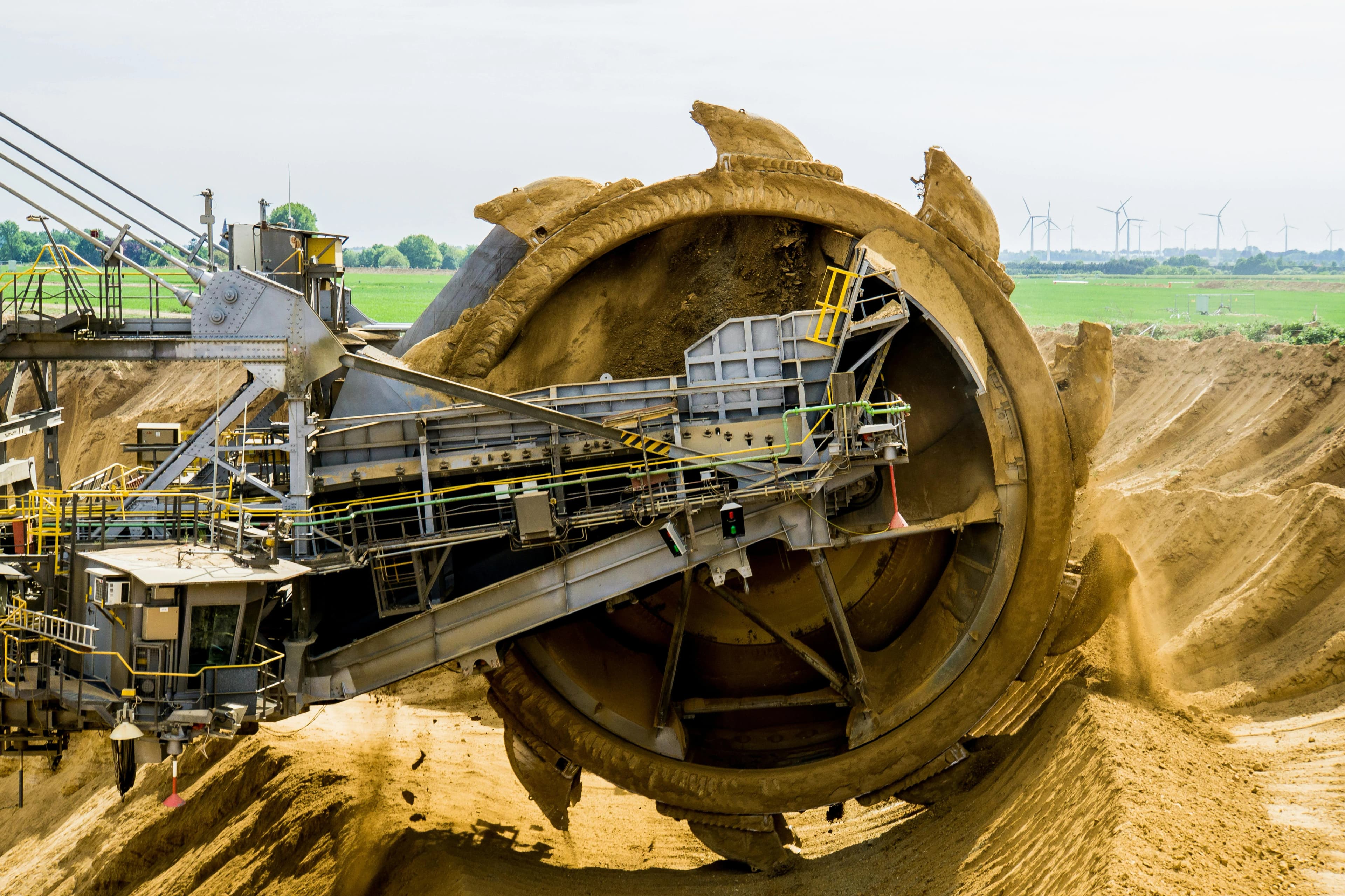 Heavy-duty industrial motor for mining crusher and screening equipment